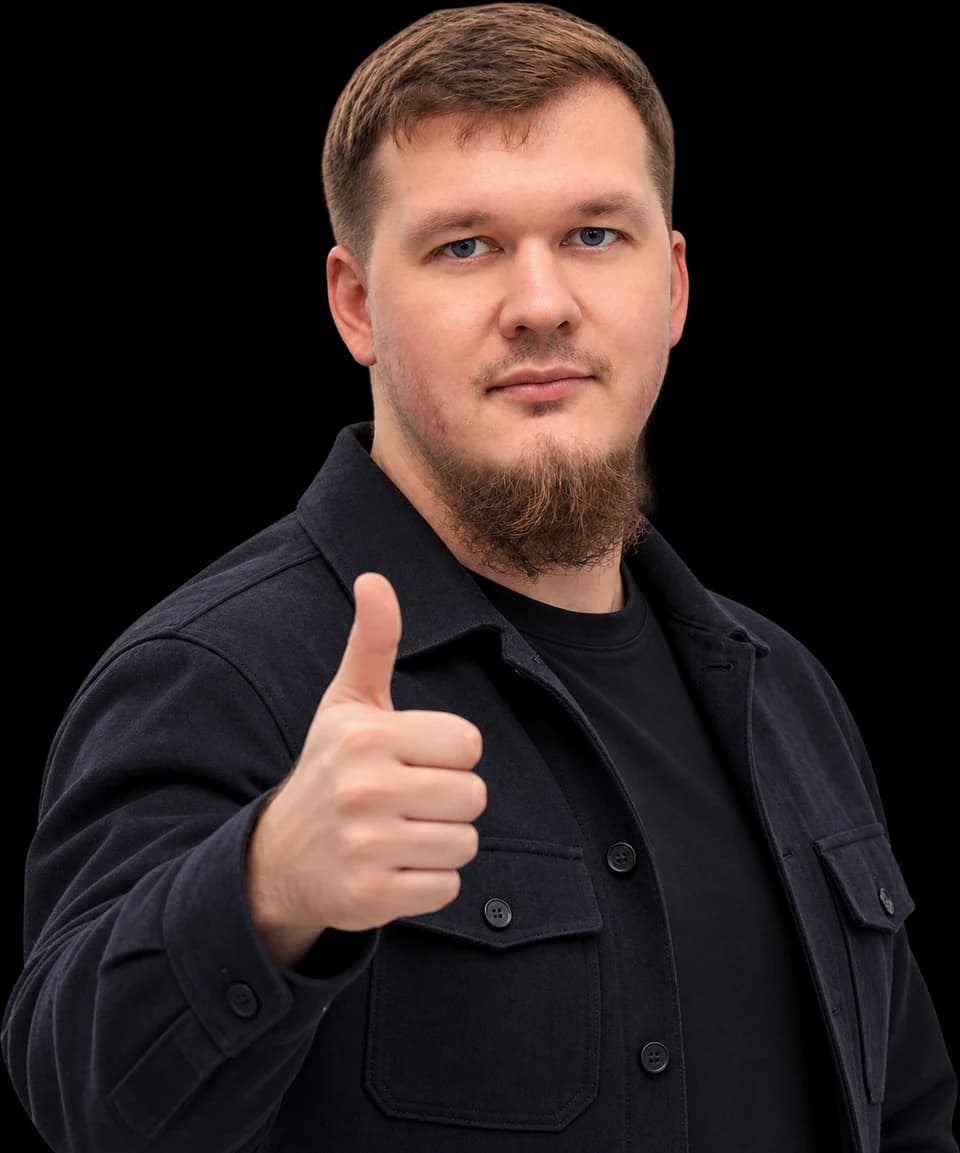 Михаил Козлов с поднятым большим пальцем